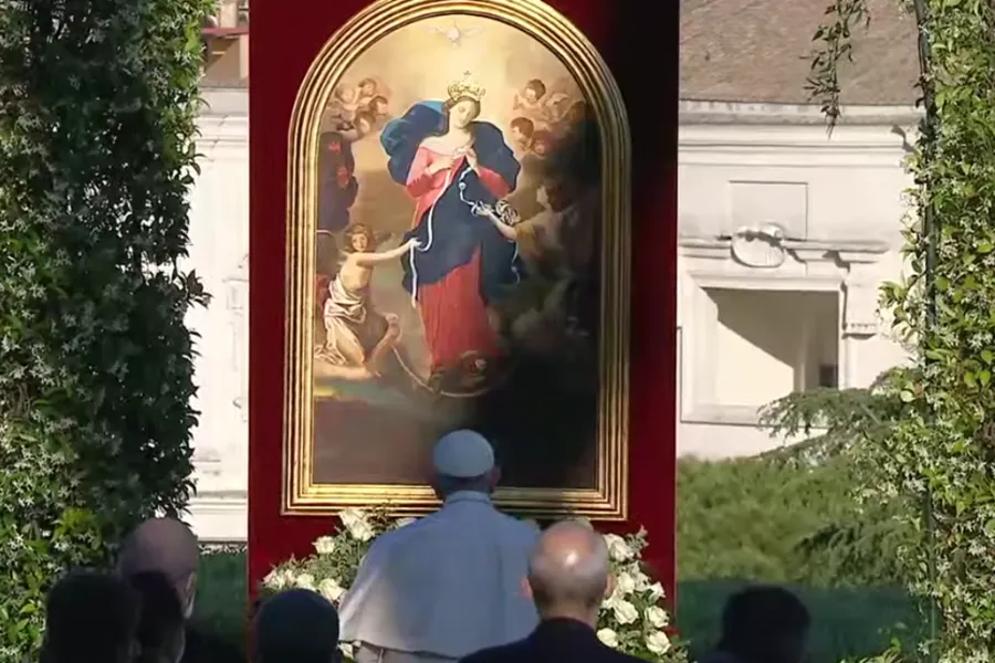 Pope Francis prays before the crowned image of Mary, Undoer of Knots, in the Vatican Gardens, May 31, 2021.?w=200&h=150